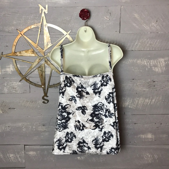 Gorgeous New velvety tank top - Picture 2 of 4
